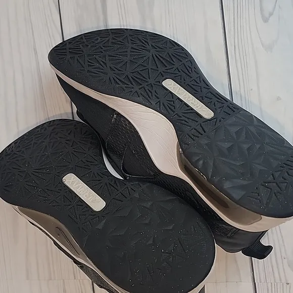 Nike Air Max Bella TR 5 Black &amp; White Womens Size 9