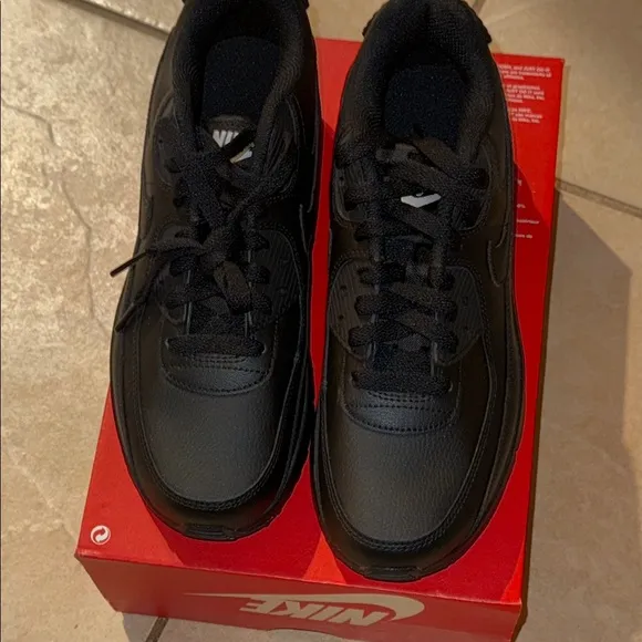 Nike Air Max size 6Y Black Sneakers