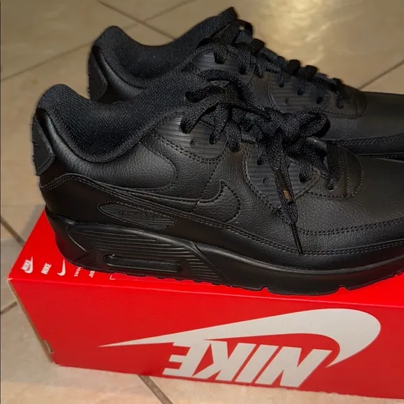 Nike Air Max size 6Y Black Sneakers