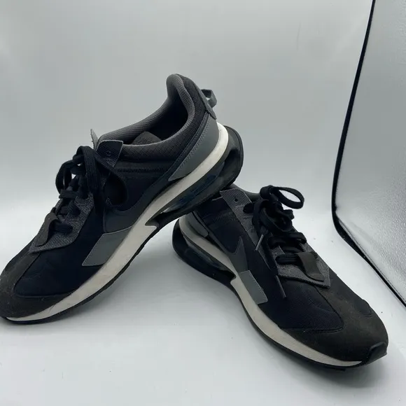 Nike Air Men's Black and Gray Athletic Shoes