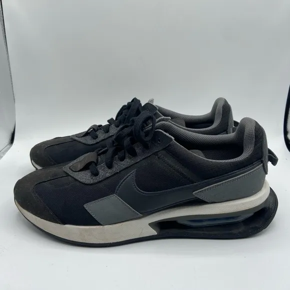 Nike Air Men's Black and Gray Athletic Shoes