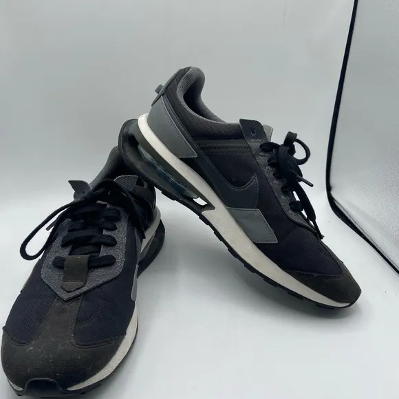 Nike Air Men's Black and Gray Athletic Shoes