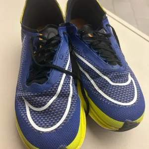 Nike D-6566-401 Athletic Shoes size 9-great preowned shape! Vibrant