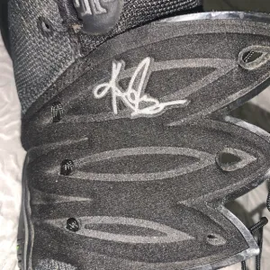 Nike Kyrie 5 Black Rainbow Sole size 9.5