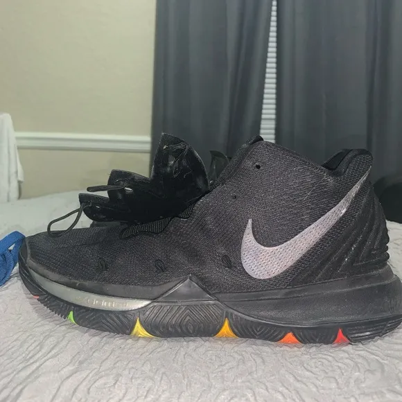 Nike Kyrie 5 Black Rainbow Sole size 9.5