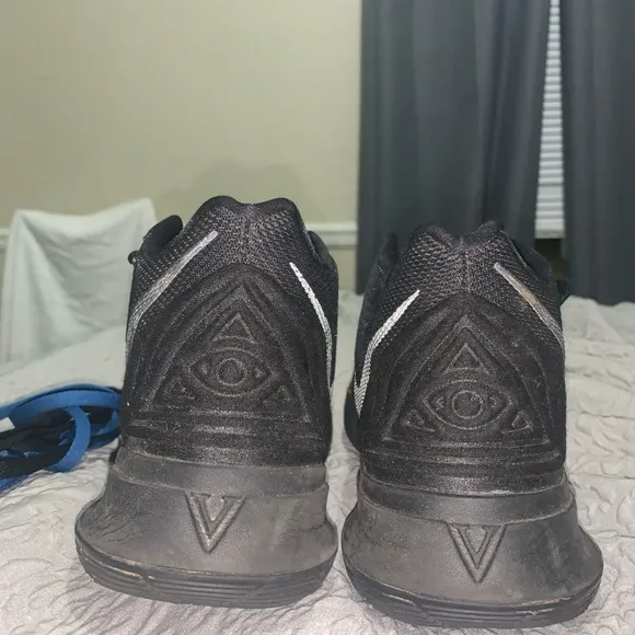 Nike Kyrie 5 Black Rainbow Sole size 9.5