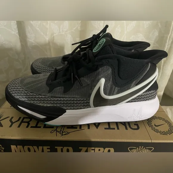 Nike Kyrie Irving Sneakers (Size 6/5 Y)