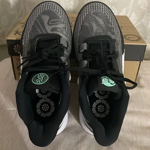 Nike Kyrie Irving Sneakers (Size 6/5 Y)
