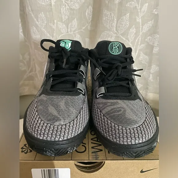 Nike Kyrie Irving Sneakers (Size 6/5 Y)