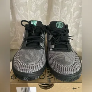 Nike Kyrie Irving Sneakers (Size 6/5 Y)