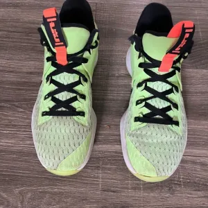 Nike LeBron Witness 5 Basketball Shoes – Neon Green &amp; Black – Size 8.5