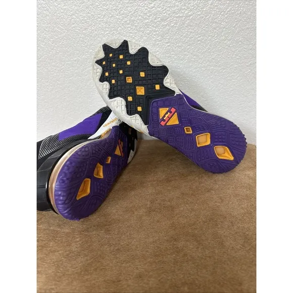 NIKE LEBRON XVIII 18 LOW BLACK/WHITE-FIERCE PURPLE SIZE MEN'S 12 [CV7562-003]