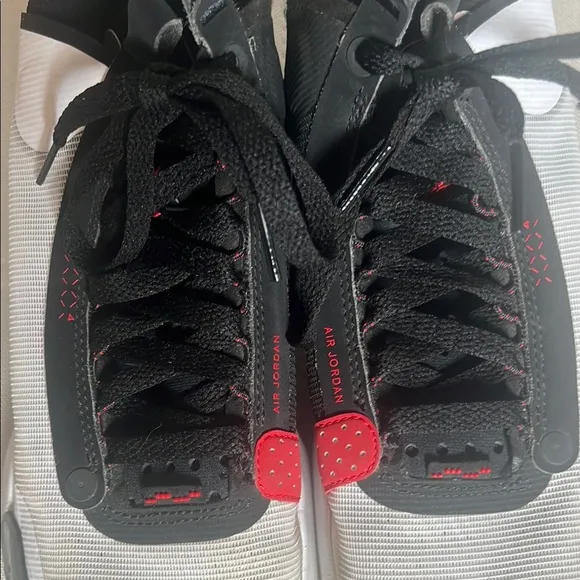 Nike Men’s Air Jorden Black and White Athletic Shoes Size 6.5