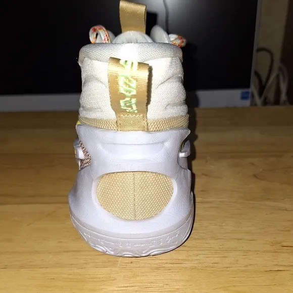 Nike men's Cosmic Unity 2 mid-top basketball shoes in a 10. Like new condition.