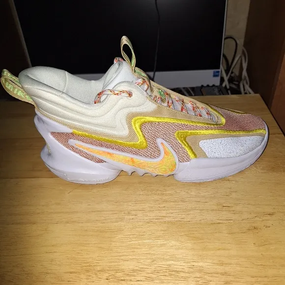 Nike men's Cosmic Unity 2 mid-top basketball shoes in a 10. Like new condition.