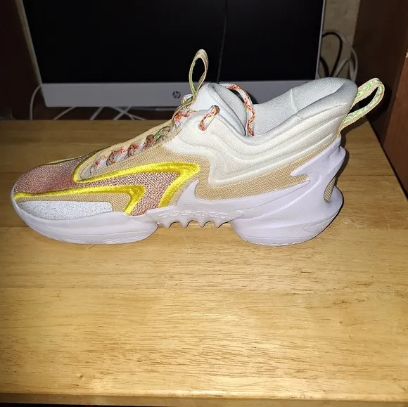 Nike men's Cosmic Unity 2 mid-top basketball shoes in a 10. Like new condition.