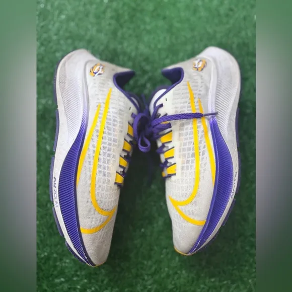 Nike Men’s White and Purple Athletic Shoes Size 6.5