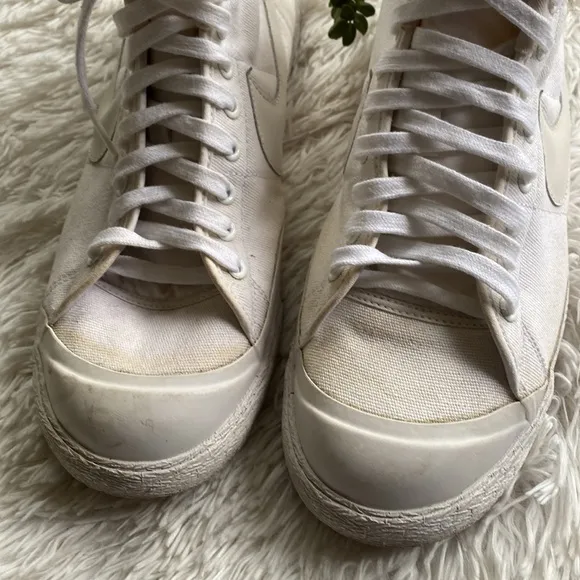 NIKE • Mens White canvas high top vintage sneakers, Size 12