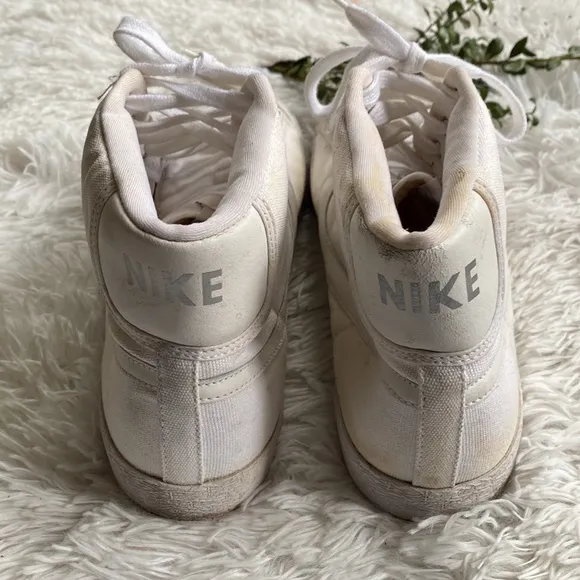 NIKE • Mens White canvas high top vintage sneakers, Size 12