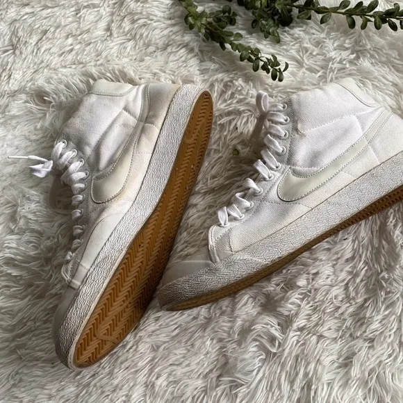 NIKE • Mens White canvas high top vintage sneakers, Size 12