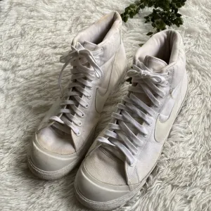 NIKE • Mens White canvas high top vintage sneakers, Size 12