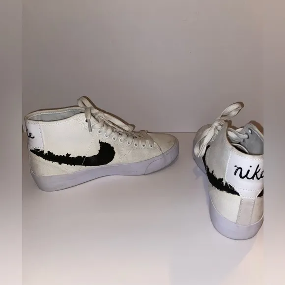 Nike SB Blazer Court Mid PRM White &amp; Black unisex Men’s Size 5, women’s 7