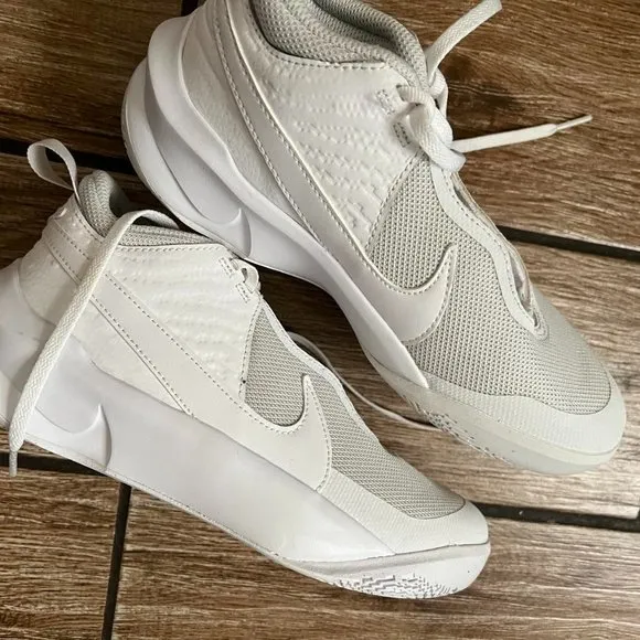 Nike Team Hustle D 10 (Big Kid) | size 5