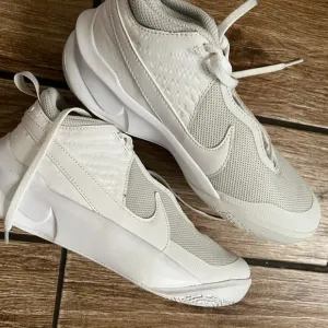Nike Team Hustle D 10 (Big Kid) | size 5