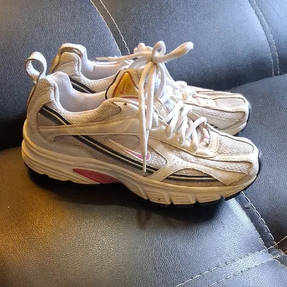 Nike White and Pink Athletic Y2K Shoes