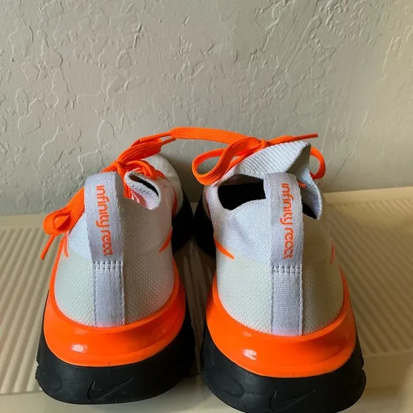 Nike White black and Orange Sneakers size 8 like new