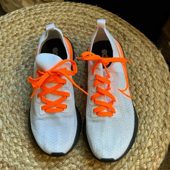 Nike White black and Orange Sneakers size 8 like new