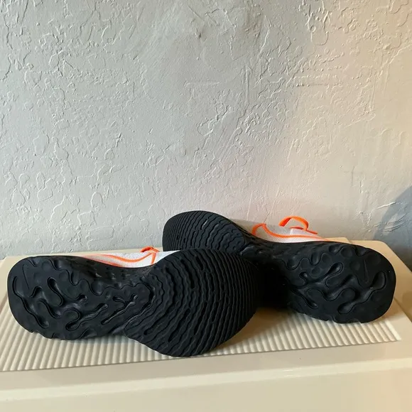 Nike White black and Orange Sneakers size 8 like new