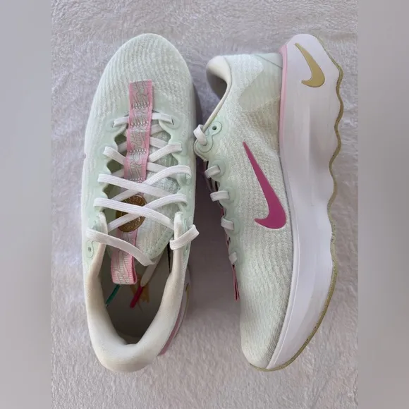 Nike women’s  Motiva White Green Frost Women Running Sports Shoes size 8