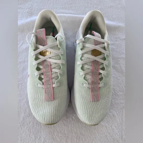 Nike women’s  Motiva White Green Frost Women Running Sports Shoes size 8