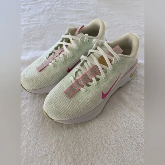 Nike women’s  Motiva White Green Frost Women Running Sports Shoes size 8