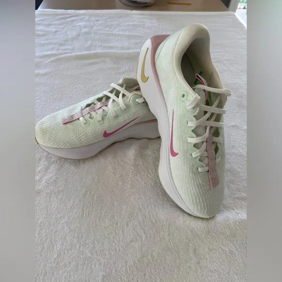 Nike women’s  Motiva White Green Frost Women Running Sports Shoes size 8
