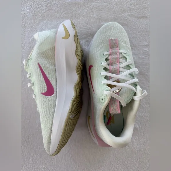 Nike women’s  Motiva White Green Frost Women Running Sports Shoes size 8