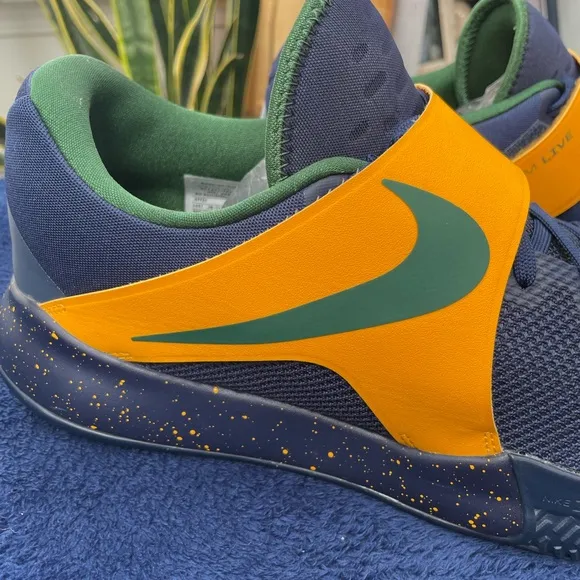 Nike Zoom Live Sneakers in Navy, green, and gold.  Promo sample shoes.  Size 15