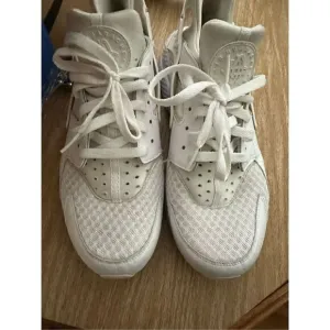 NIKE MEN'S AIR HUARACHE WHITE SNEAKERS