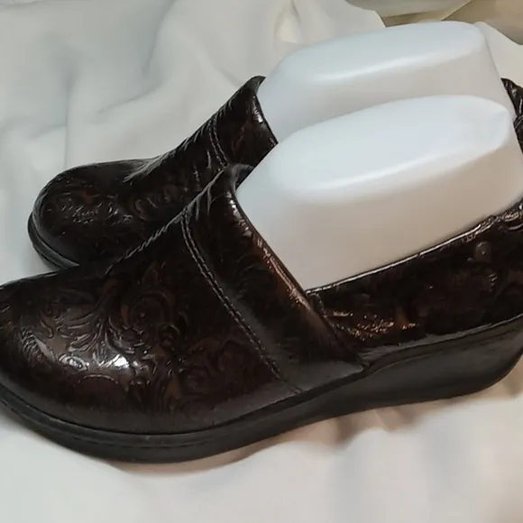 Nuture tooled leather clog nurse hospital shoe size 6