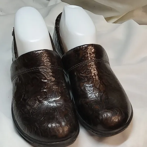 Nuture tooled leather clog nurse hospital shoe size 6