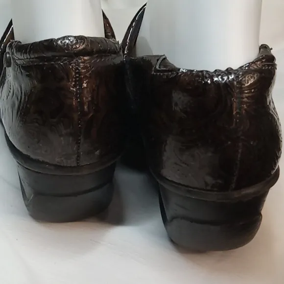 Nuture tooled leather clog nurse hospital shoe size 6