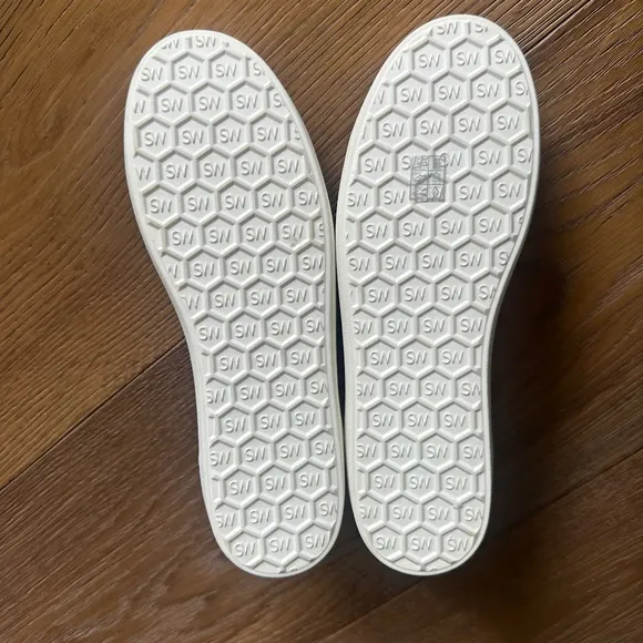NWOB STUART WEITZMAN Livvy Leopard-Print Raffia Sneakers