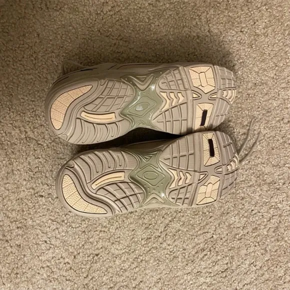 NWOB Vionic Walker Classic with Arch Support in Taupe