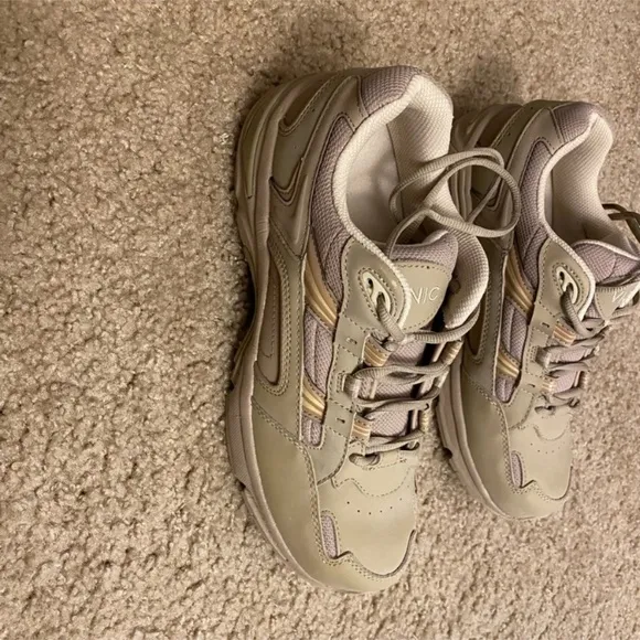 NWOB Vionic Walker Classic with Arch Support in Taupe