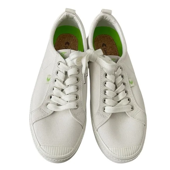 NWOT CARIUMA White Canvas Sneakers