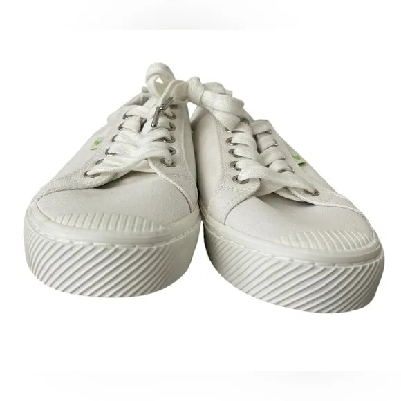 NWOT CARIUMA White Canvas Sneakers