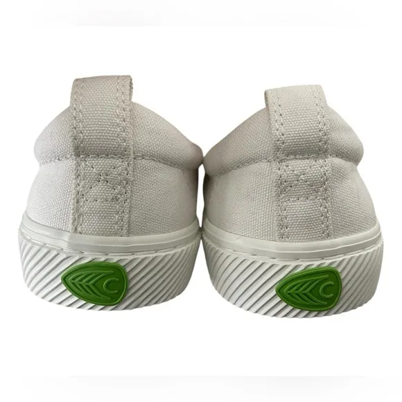 NWOT CARIUMA White Canvas Sneakers
