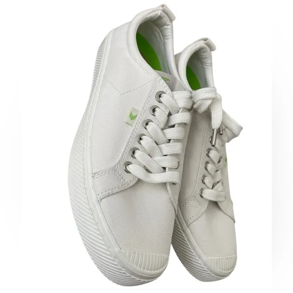 NWOT CARIUMA White Canvas Sneakers