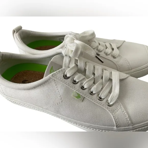 NWOT CARIUMA White Canvas Sneakers